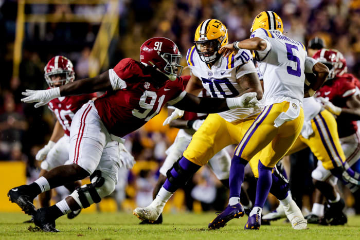 Alabama Crimson Tide defensive lineman Jaheim Oatis (91) misses the tackle of LSU Tigers quarterback Jayden Daniels (5) during the second half at Tiger Stadium.